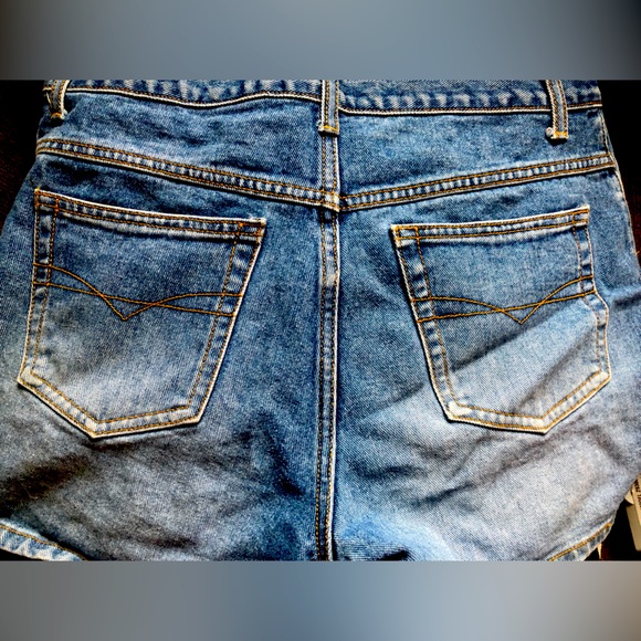 Shorts - Picture 2 of 3